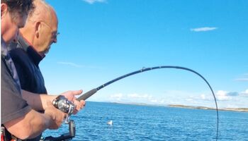 Der Drill eines Heilbutts gehört zu den intensivsten Momenten beim Meeresangeln. Die gebogene Rute zeigt die enorme Kraft des Fisches, während der Angler konzentriert arbeitet – ein unvergesslicher Kampf zwischen Mensch und Natur.