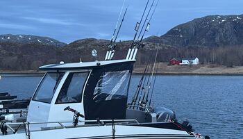 Die „Seahawk“ ist das lodge-eigene Angelboot und überzeugt mit ihrem schützenden Verdeck, das auch bei wechselhaftem Wetter angenehme Ausfahrten ermöglicht. Stabil, modern und bestens ausgestattet bietet sie ideale Voraussetzungen für erfolgreiche und kom