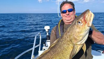 Ein beeindruckender Großdorsch wird stolz präsentiert – ein klassischer und begehrter Fang in den fischreichen Gewässern Norwegens. Solche Momente machen jede Angeltour zu einem unvergesslichen Erlebnis.