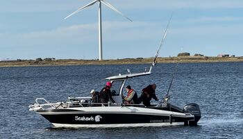 Die „Seahawk“ ist bereit für den nächsten Angelausflug entlang der norwegischen Küste. Mit ihrer stabilen Bauweise und modernen Ausstattung bietet sie ideale Voraussetzungen für erfolgreiche und entspannte Stunden auf dem Wasser.