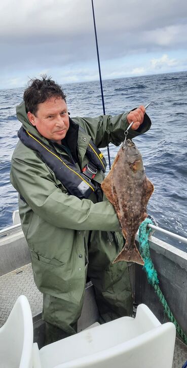 Ein kleiner Heilbutt wird stolz präsentiert – ein schöner Fang und oft der Beginn einer großen Leidenschaft für das Angeln in den norwegischen Gewässern. Auch kleinere Fische sorgen für spannende Momente und echte Erfolgserlebnisse.