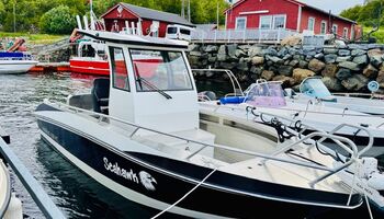 Das Angelboot „Seahawk“, das zur Lodge gehört, liegt einsatzbereit im Hafen und dient Gästen als komfortables und zuverlässiges Boot für geführte Angeltouren in den norwegischen Küstengewässern.