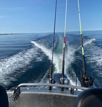The boat powers through the deep blue sea, leaving a trail of foaming wake behind. Surrounded by untouched nature and an endless horizon, the moment captures a true sense of freedom and adventure along Norway’s coastline.